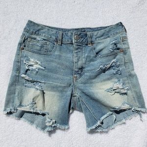 American Eagke Tomgirl Shorts Light Wash Size 8